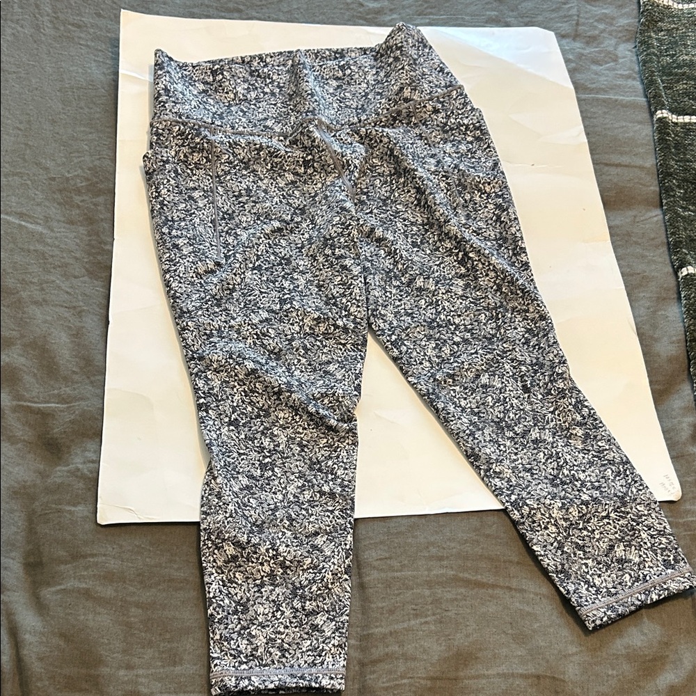Athleta mid calf Floral Print Leggings ❤️